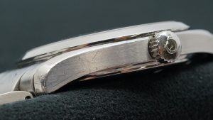 オメガ シーマスター ベゼル キズ 3時側 修理前