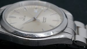 オメガ シーマスター ベゼル キズ 9時側 修理前