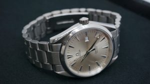 オメガ シーマスター ベゼル キズ 12時側 修理前