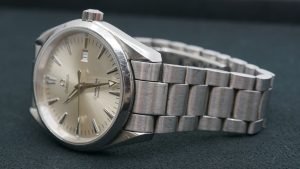 オメガ シーマスター ベゼル キズ 6時側 修理前