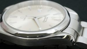 オメガ シーマスター ベゼル キズ 9時側 修理後