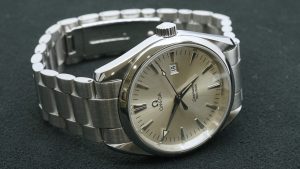 オメガ シーマスター ベゼル キズ 12時側 修理後