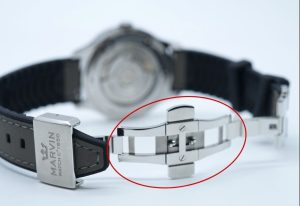 Dバックル修理で交換する留め具部分を赤丸で示した画像