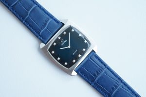 スクエアケースの腕時計にブルーのMORELLATO BOLLEを装着した例