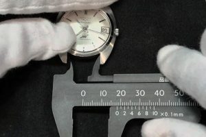 ノギスで時計のラグの内側から内側までを測っている様子