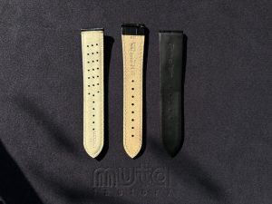 孔や凹凸のある裏材、一般的な裏革、裏ラバー仕様を並べた時計ベルトの裏側比較