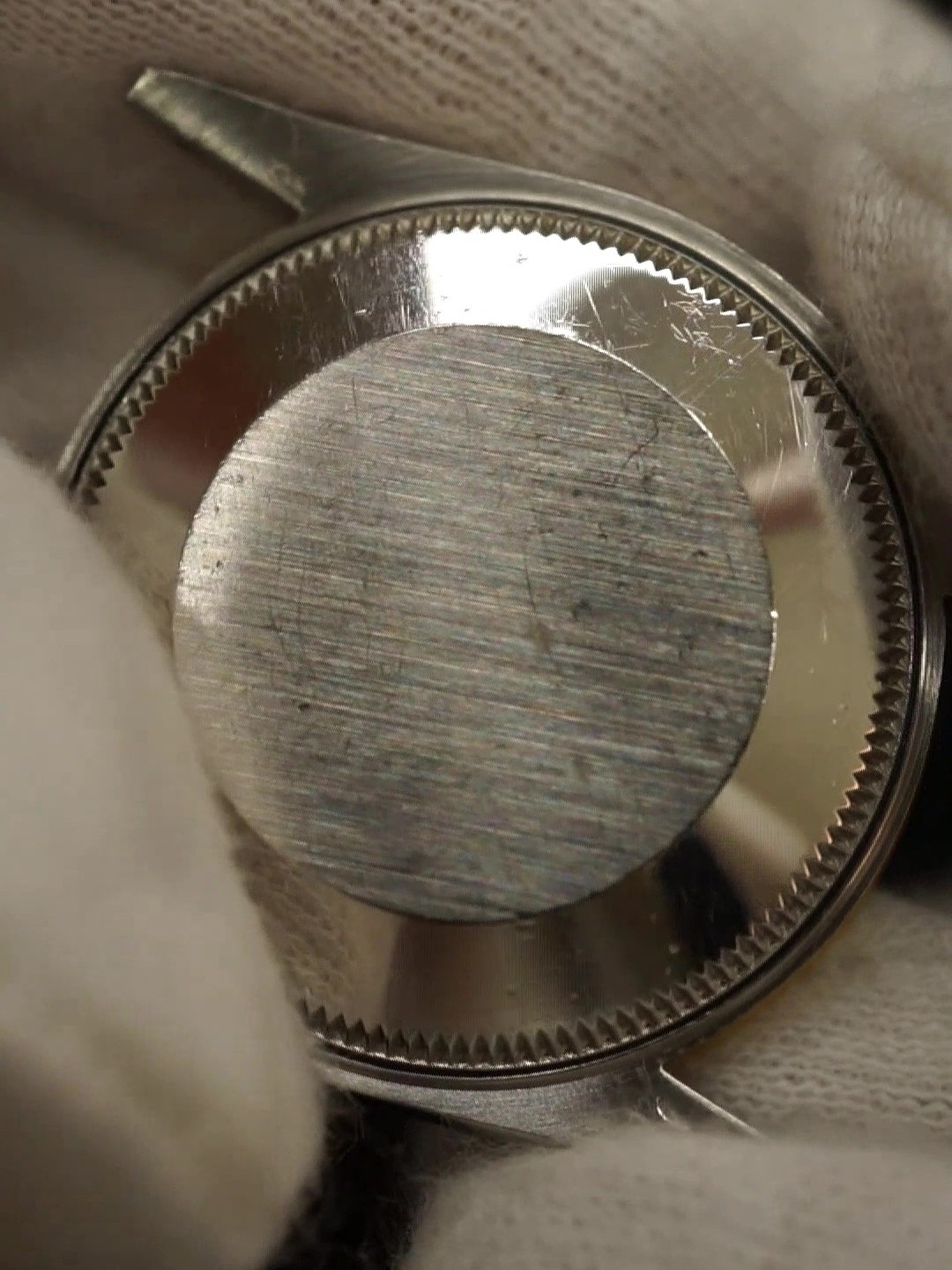 外装仕上げ前のROLEX DATEJUST裏蓋側に見られる使用傷