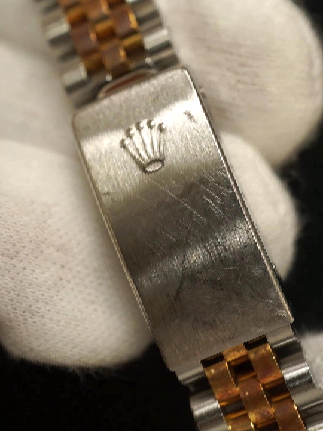 外装仕上げ前のROLEX DATEJUSTバックルに付いた細かな擦り傷