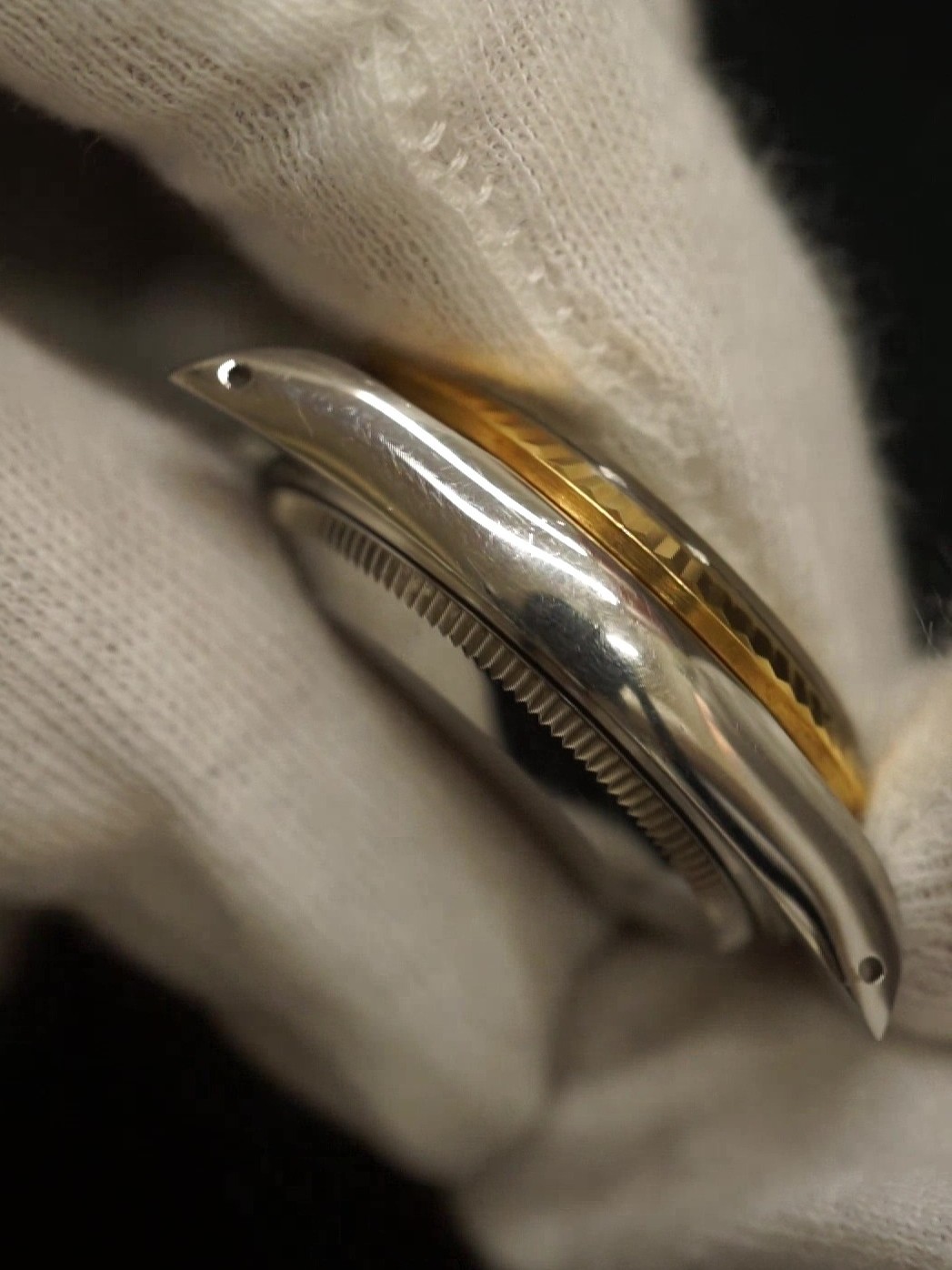 外装仕上げ前のROLEX DATEJUSTケース側面に見られる擦り傷
