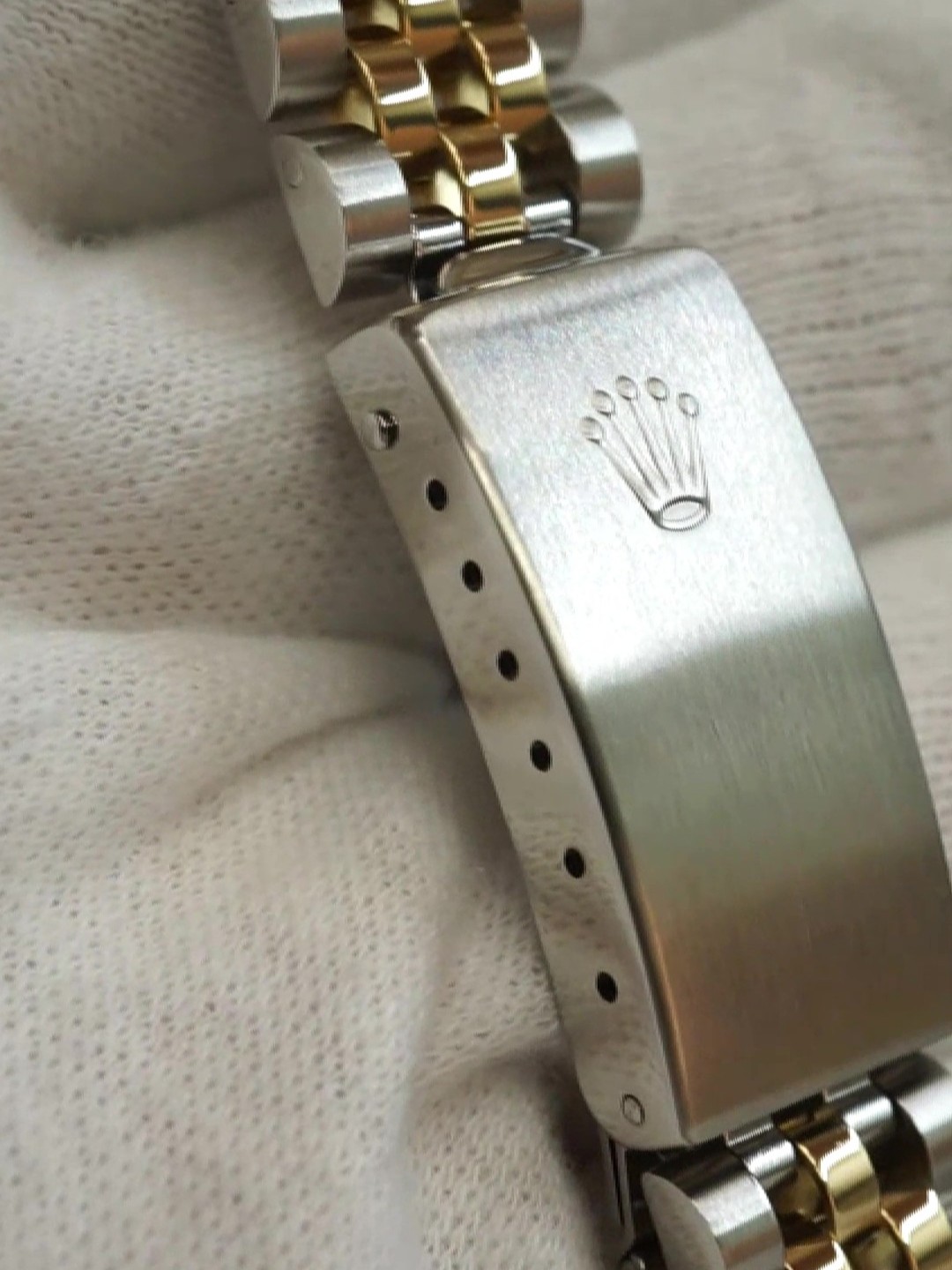 外装仕上げ後のROLEX DATEJUSTバックルの表面