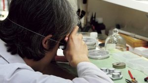 クォーツ腕時計の電池交換後に動作を確認している様子