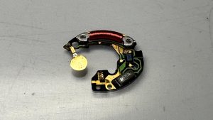 クォーツムーブメントの電子回路やコイル周辺の接写