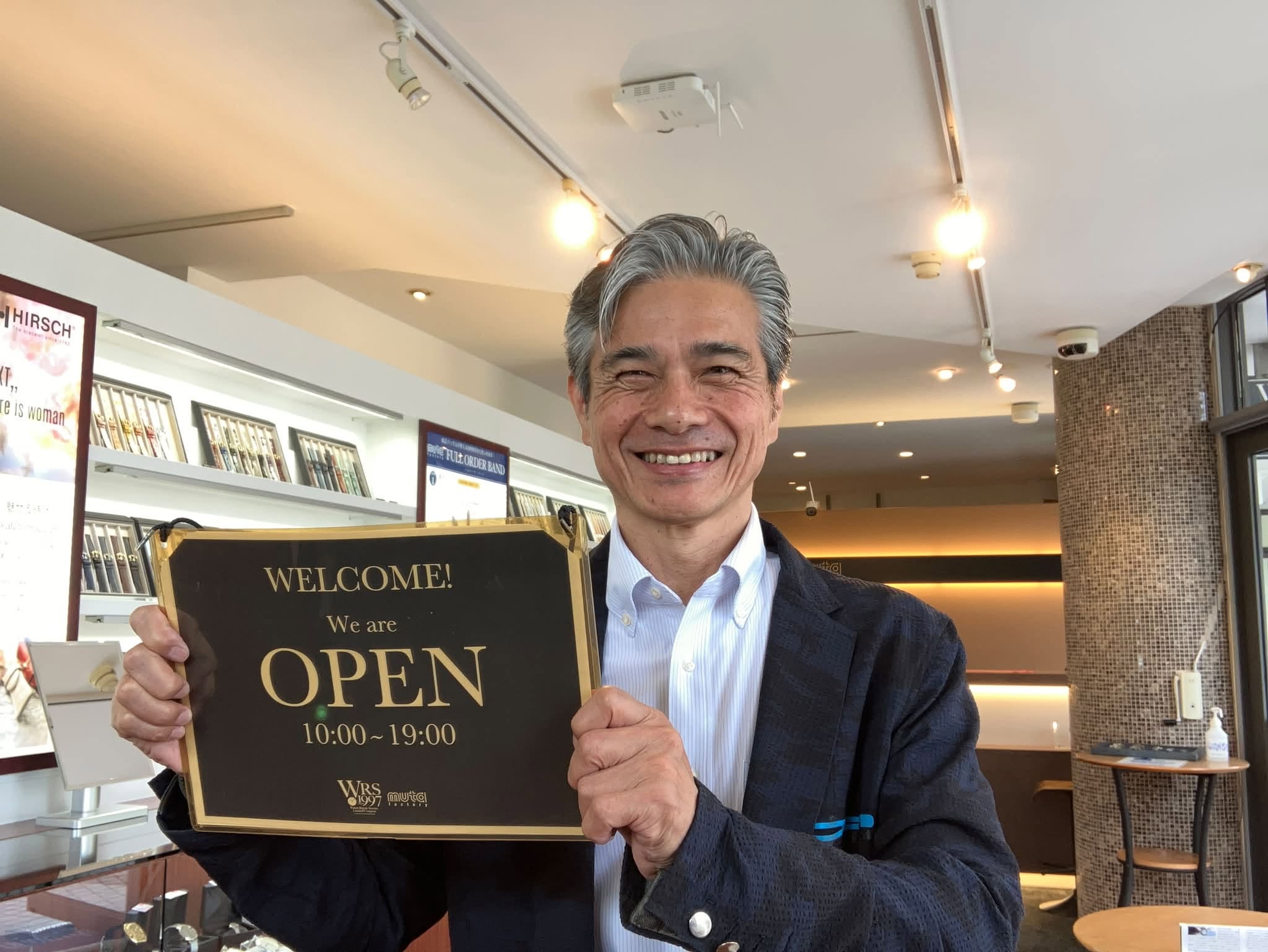 腕時計のリューズ周辺を点検する当店の作業風景