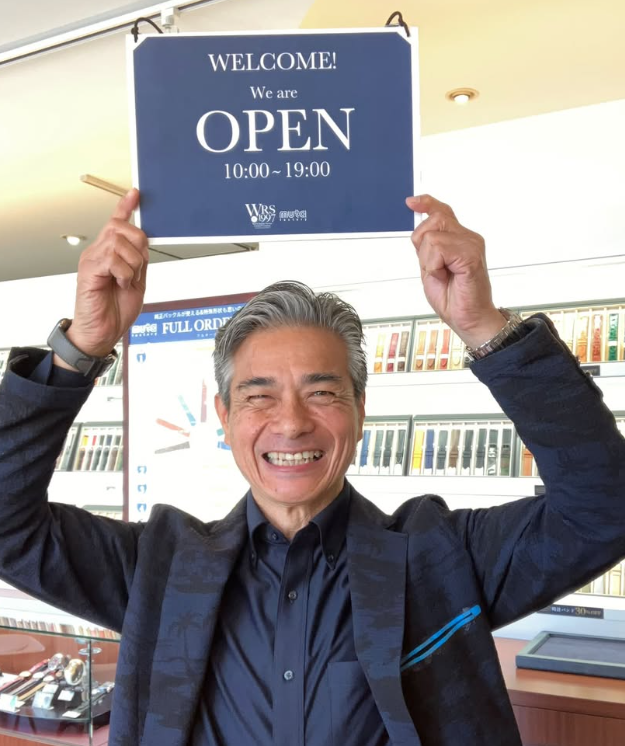 交換相談に向けて革ベルトの状態を確認する当店の作業風景
