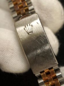 外装仕上げ前のROLEX DATEJUSTバックルに付いた細かな擦り傷